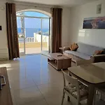 Дом отдыха Seafront 3 Bedroom Semi-villa With An Outstanding Seaview Сент-Полс-Бей