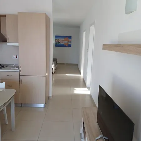 別荘 Seafront Semi-villa With The Seaview セント・ポールズ・ベイ