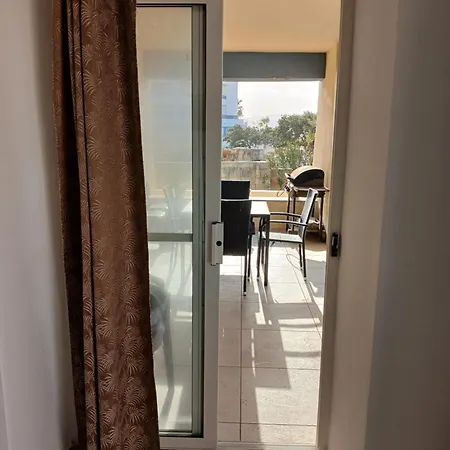 別荘 Seafront Semi-villa With The Seaview セント・ポールズ・ベイ