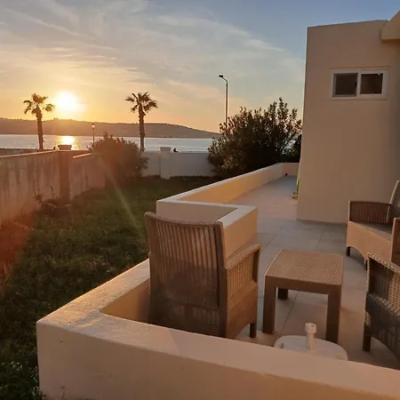 Seafront Semi-villa With The Seaview 別荘 セント・ポールズ・ベイ