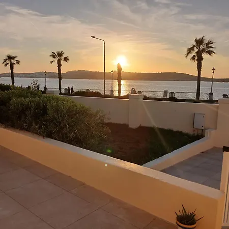 別荘 Seafront Semi-villa With The Seaview セント・ポールズ・ベイ