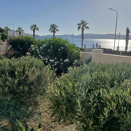 別荘 Seafront Semi-villa With The Seaview セント・ポールズ・ベイ