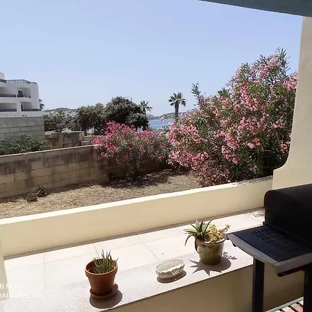 別荘 Seafront Semi-villa With The Seaview セント・ポールズ・ベイ