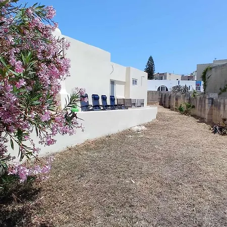 Seafront 3 Bedroom Villa With A Stunning Seaview 度假居 *